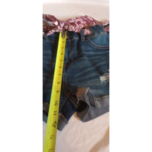 True Craft Junior's Size 7 Destressed Jean Shorts - Picture 4 of 7
